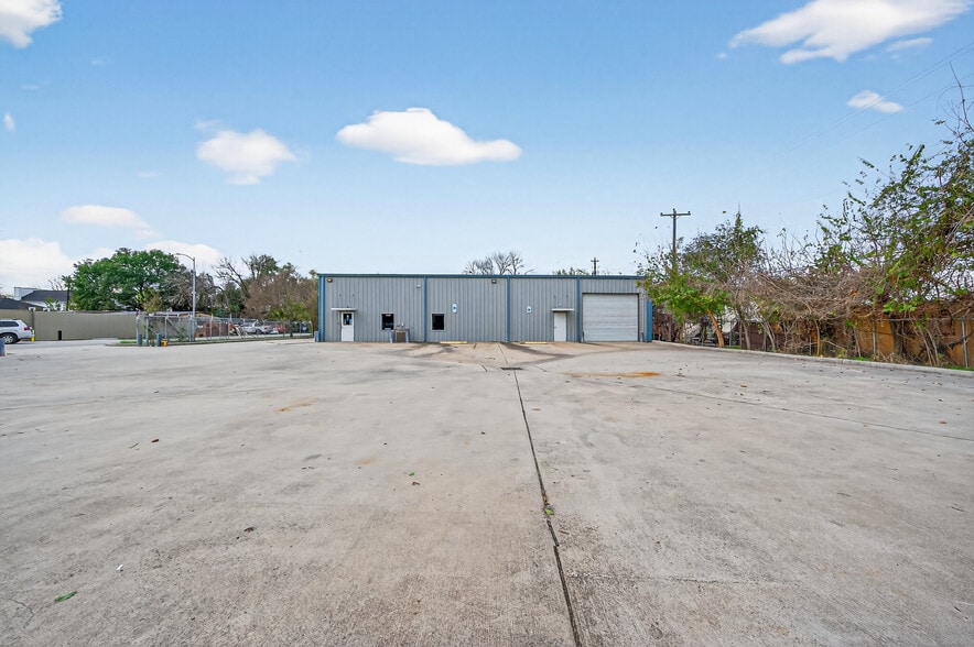 More Photos Of 10038 Grover Ln, Houston Warehouse For Sale