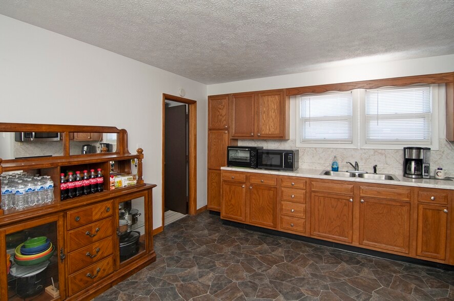 More Photos Of 449 Main St, Rainelle Storefront For Sale