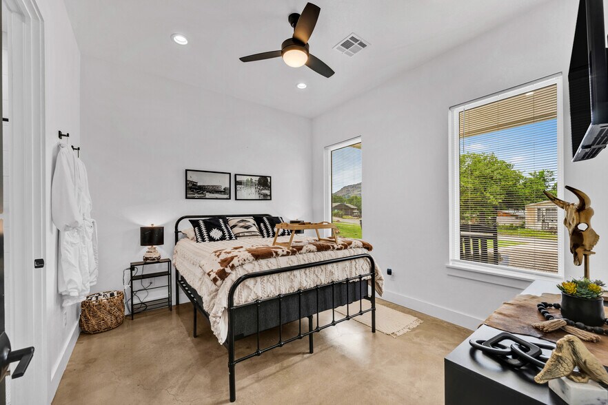 More Photos Of 115 Sheridan North St, Medicine Park Multifamily For Sale