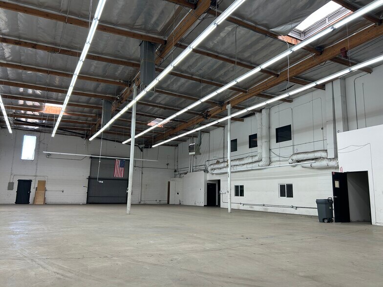 More Photos Of 6025 Yolanda Ave, Tarzana Warehouse For Lease