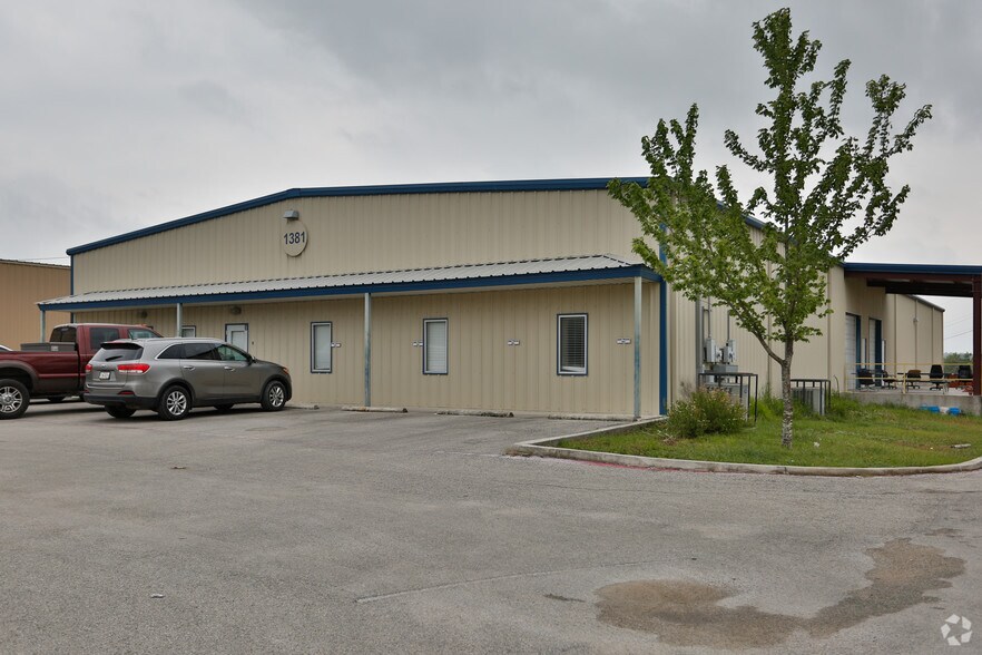 More Photos Of 1381 Wald Rd, New Braunfels Showroom For Lease