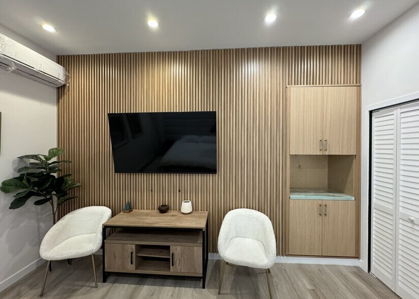 More Photos Of 7416 S Western Ave, Los Angeles Office For Sale