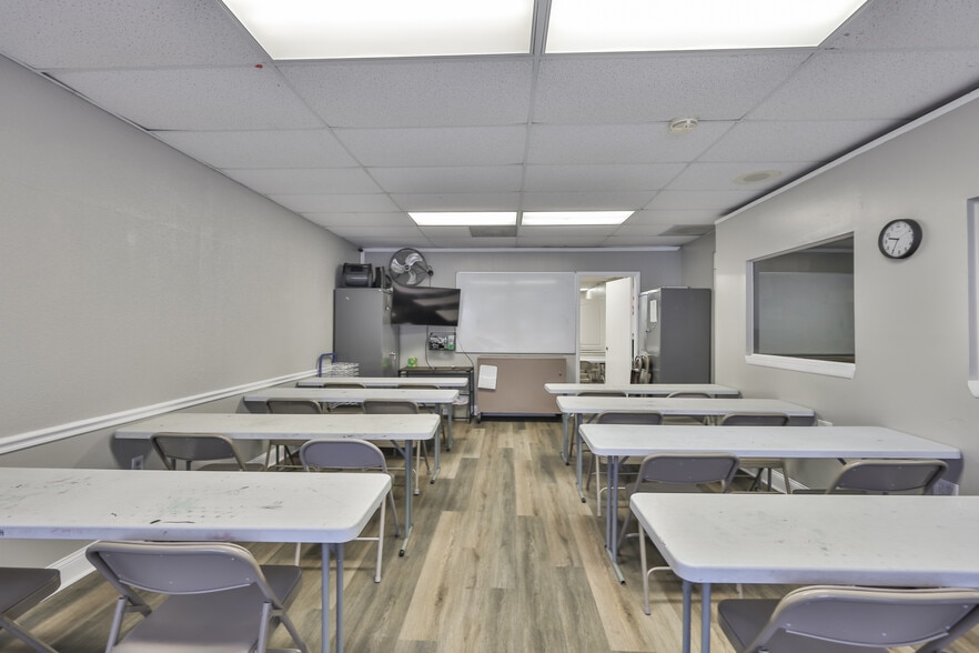 More Photos Of 307 S Parsons Ave, Brandon Storefront For Lease