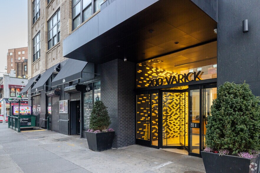 More Photos Of 200 Varick St, New York Office For Lease
