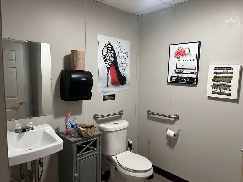 More Photos Of 20218 Crosby Fwy, Crosby Flex For Lease