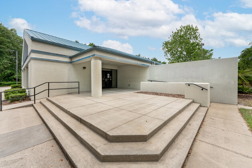 More Photos Of 201 S Nova Rd, Ormond Beach Bank For Lease