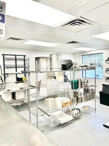 More Photos Of 1002 E Newport Center Dr, Deerfield Beach Flex For Lease