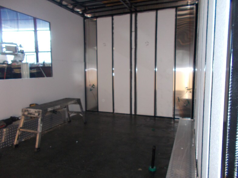 More Photos Of 225 W Hill St, Thomson Industrial For Sale