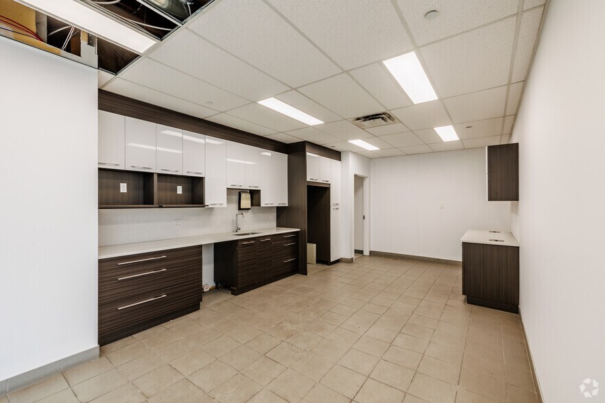 More Photos Of 1660-1700 Boul Hymus, Dorval Warehouse For Lease