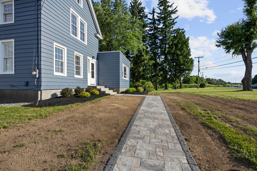 More Photos Of 267 Wolf Rd, Latham Office For Lease