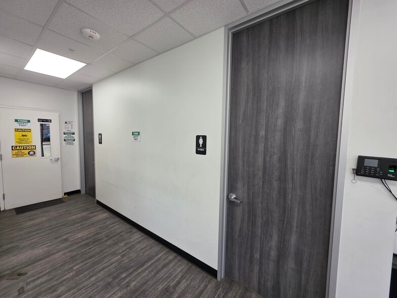 More Photos Of 17620 Eastex Fwy, Humble Industrial For Sale