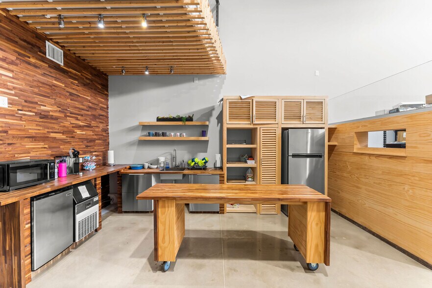 More Photos Of 1330 Rayford Park Rd, Spring Loft Creative Space For Lease