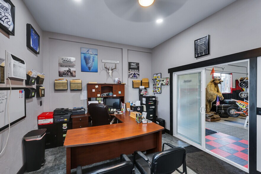 More Photos Of 7168 N Government Way, Dalton Gardens Warehouse For Sale