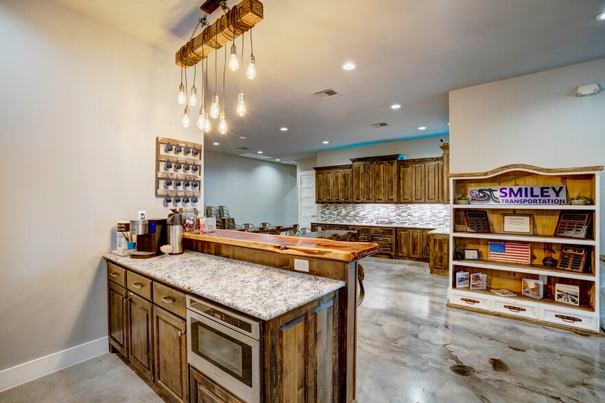 More Photos Of 5805 Starnes Rd, Watauga Office For Sale