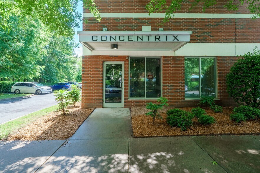 More Photos Of 3120 Latrobe Dr, Charlotte Showroom For Lease