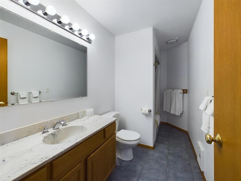 More Photos Of 234 E 1st St, Powell Hotel For Sale