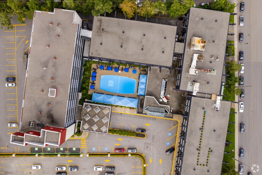 More Photos Of 7655-7661 Boul Décarie, Montréal Hotel For Lease