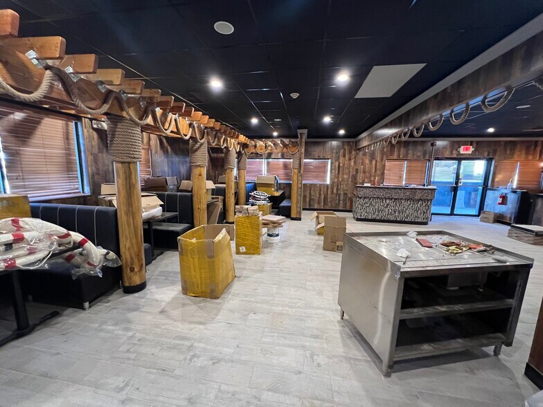 More Photos Of 628 Arena Dr, Hamilton Restaurant For Sale