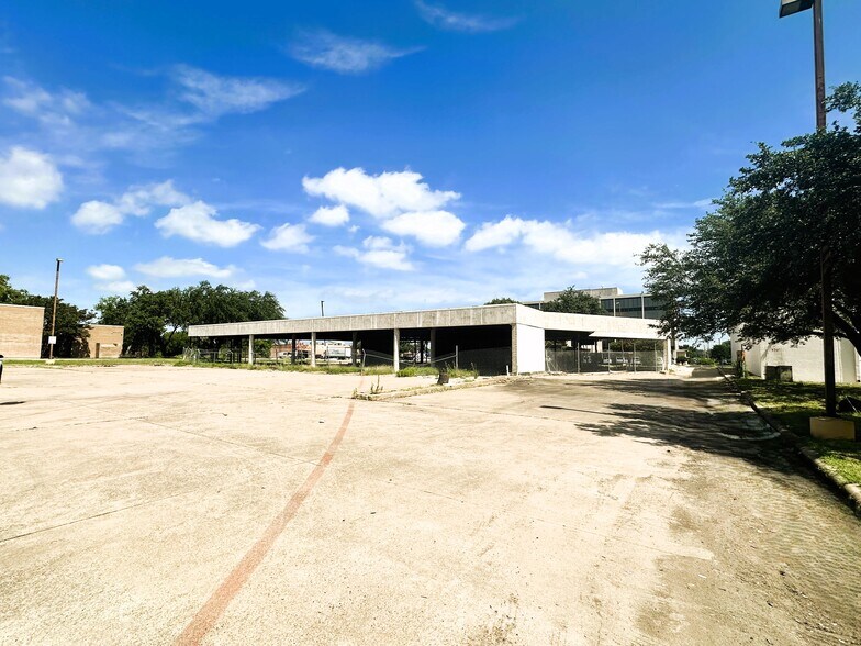 More Photos Of 3316 W Walnut St, Garland Bank For Sale