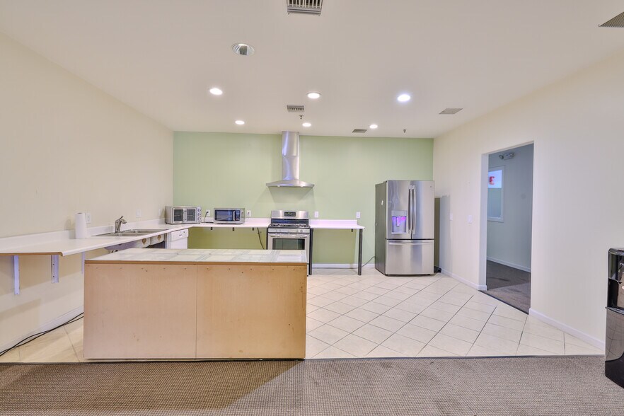 More Photos Of 400 E 4th St, Santa Ana General Retail For Lease