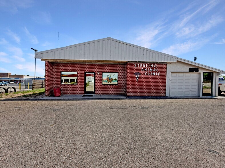 More Photos Of 1331 W Main St, Sterling Veterinarian Kennel For Sale