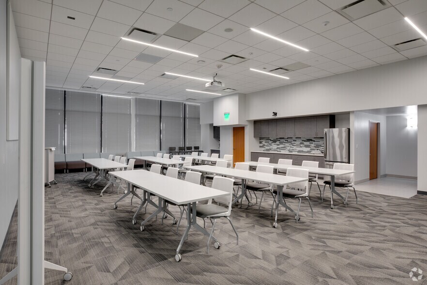 More Photos Of 2325 E Camelback Rd, Phoenix Office For Lease