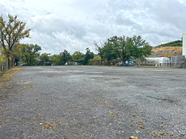More Photos Of 4821 Stamp Rd, Temple Hills Warehouse For Lease