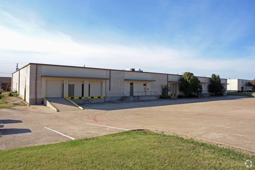 More Photos Of 906-910 Fountain Pky, Grand Prairie Warehouse For Lease