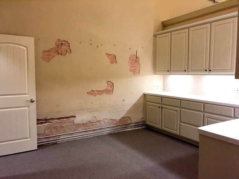 More Photos Of 208 N Bryan Ave, Bryan Office Residential For Lease