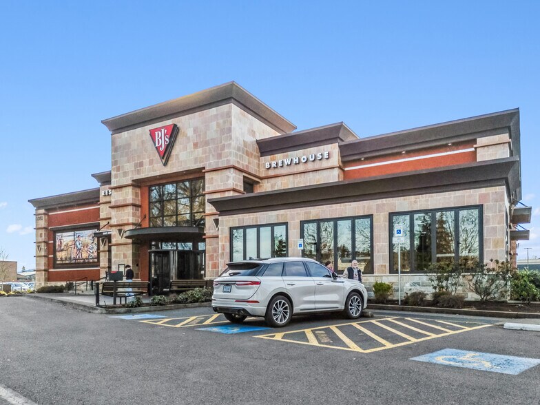 More Photos Of 1080 Valley River Way, Eugene Restaurant For Sale