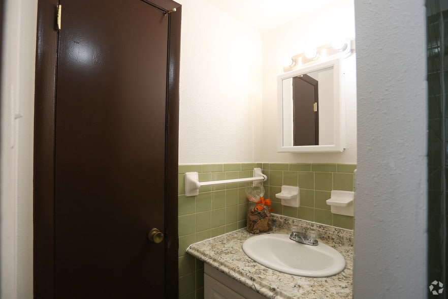 More Photos Of 5457 Delmar Blvd, Saint Louis Apartments For Lease