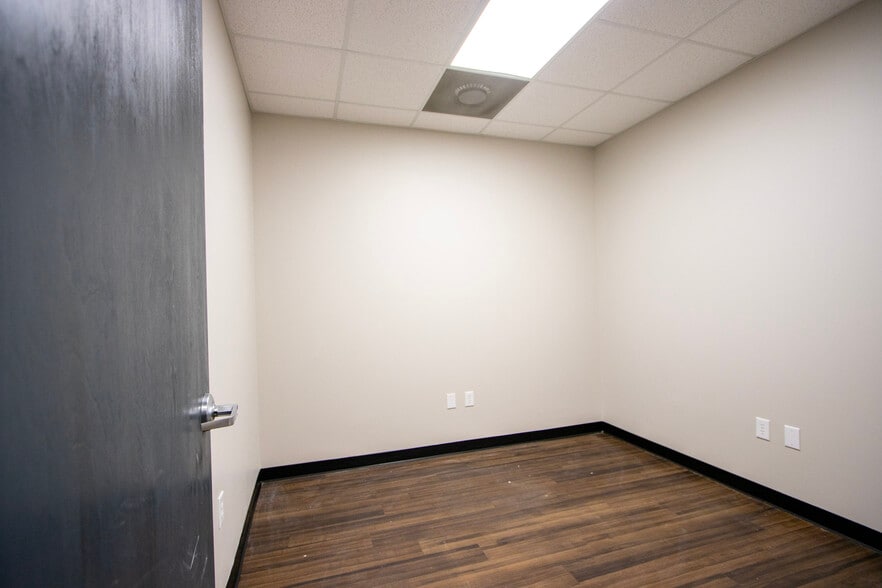 More Photos Of 170 Pontiac Business Center Dr, Elgin Warehouse For Lease
