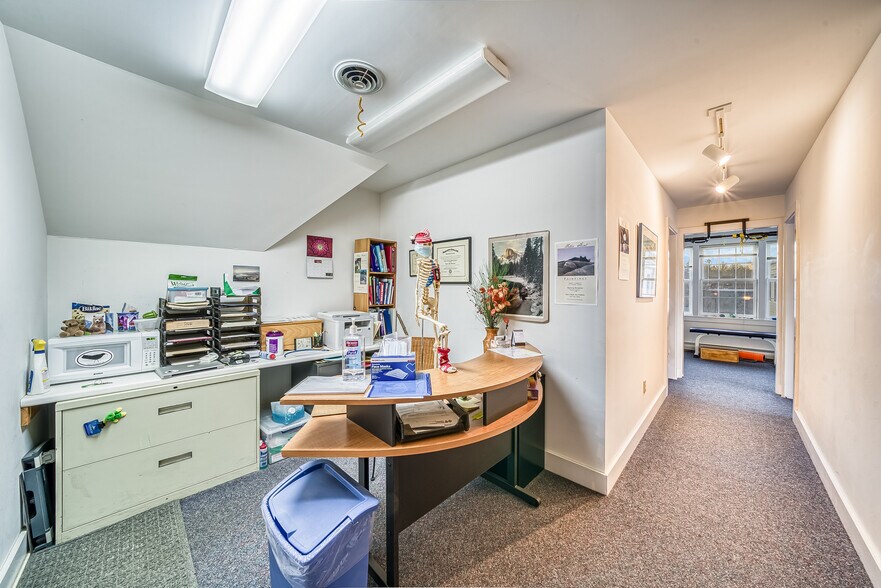 More Photos Of 11 Beaver Meadow Rd, Norwich Office For Sale