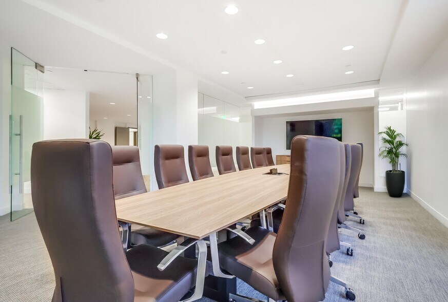 More Photos Of 21300 Victory Blvd, Woodland Hills Coworking Space