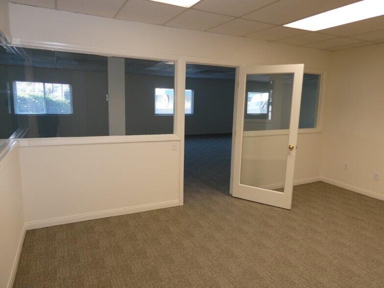 More Photos Of 447 W Burchett St, Glendale Office For Sale