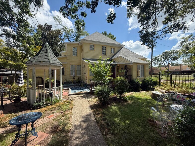 More Photos Of 611 W Woldert St, Tyler Hospitality For Sale