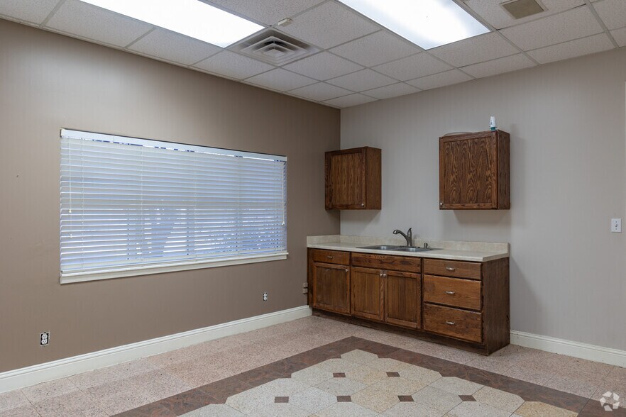 More Photos Of 2101 S Loop 336 W, Conroe Office For Lease