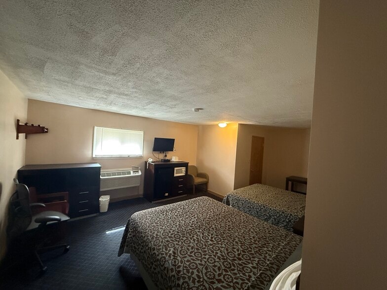 More Photos Of 1102 N Cunningham Ave, Urbana Hospitality For Sale