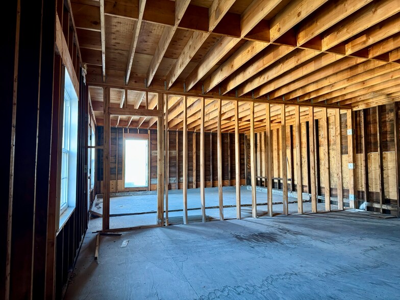 More Photos Of 292 E Smith St, Woodbridge Warehouse For Sale