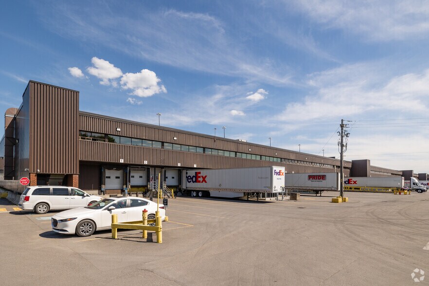 More Photos Of 12005 Raymonde-de Laroche, Mirabel Distribution For Lease