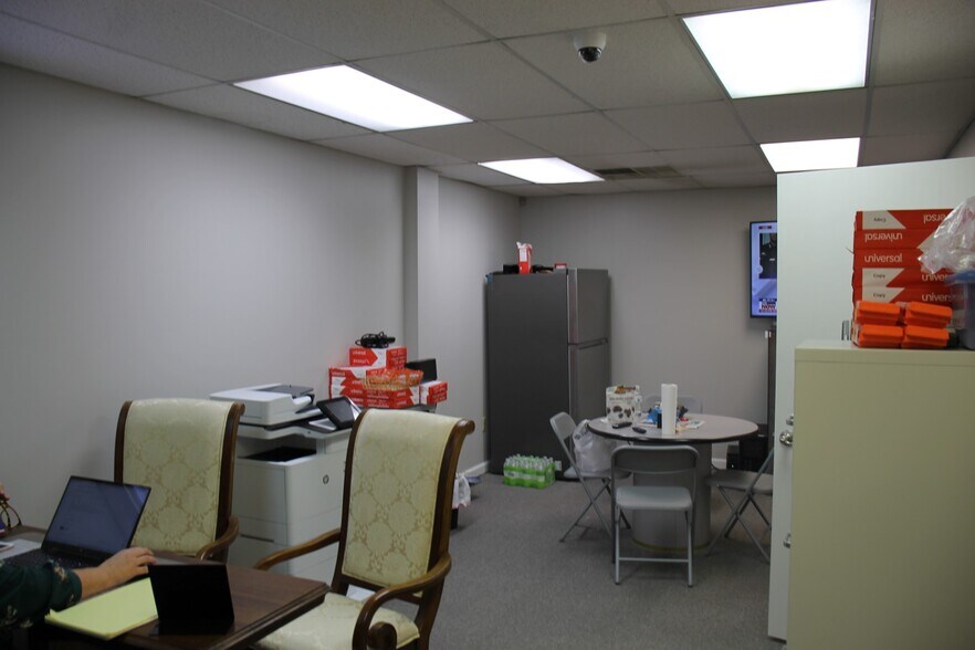 More Photos Of 135 College St, Gallatin Bank For Lease