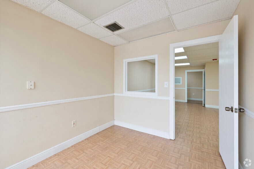 More Photos Of 540 NW 165th St, Miami Office For Lease