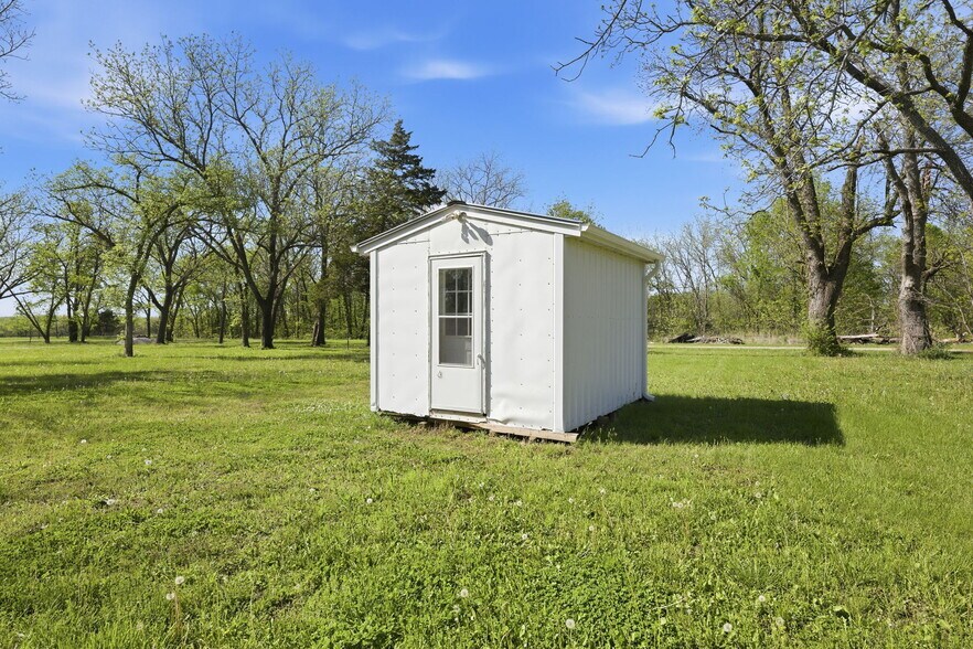 More Photos Of 74 3rd St, Moran Trailer Camper Park For Sale
