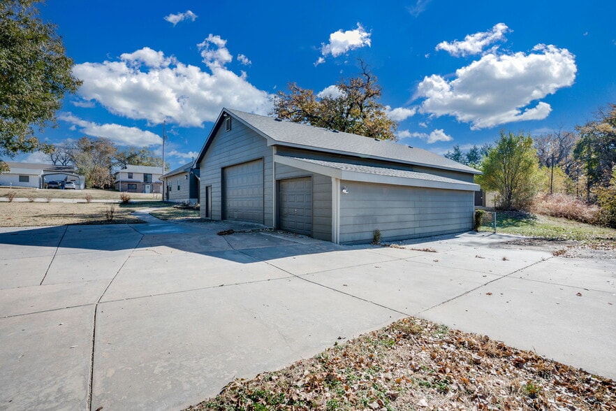 More Photos Of 121 S Water St, Derby Office For Sale