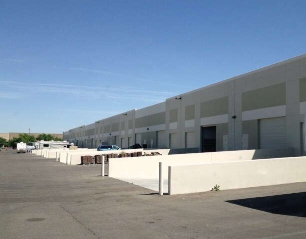 More Photos Of 13765 W Auto Dr, Goodyear Distribution For Lease