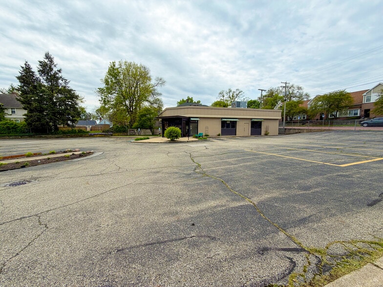 More Photos Of 602 Lincolnway E, South Bend Freestanding For Sale
