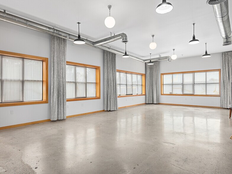 More Photos Of 701 Oriole Dr, Hendersonville Warehouse For Sale