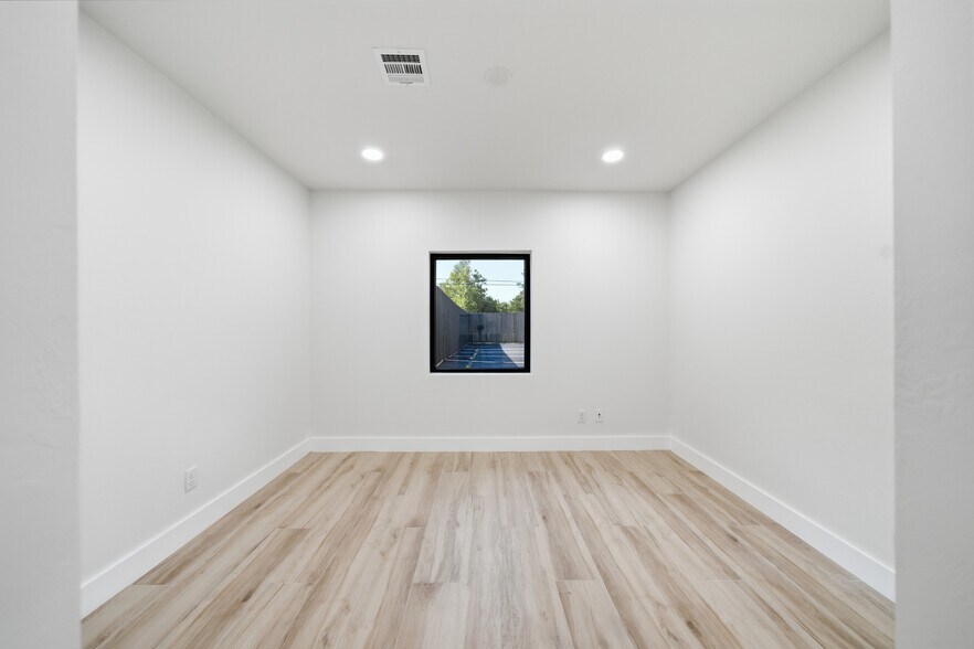 More Photos Of 1420 Linwood Blvd, Oklahoma City Office For Sale