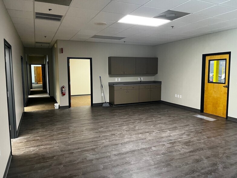 More Photos Of 8440 Tradeport Dr, Orlando Light Distribution For Lease