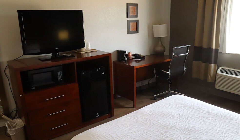 More Photos Of 214 W 9th St, Coralville Hotel For Sale